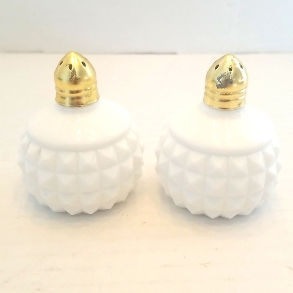 Vintage White Milk Glass Japan Hobnail Salt & Pepper Shaker Set. - Picture 2 of 7